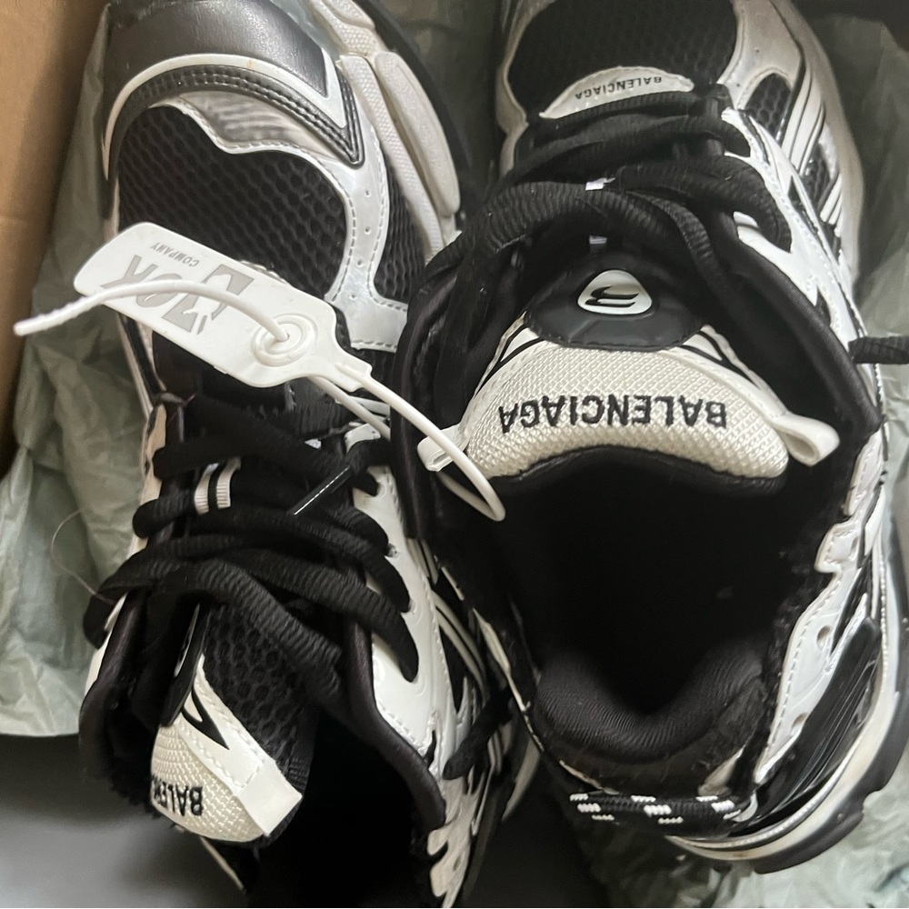 Size 40 they are balenciaga runners